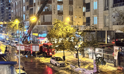 Siirt'te bir kafenin çatısına kar kütleleri düştü