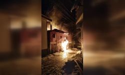 Uşak'ta iki katlı evde çıkan yangında karı koca dumandan etkilendi