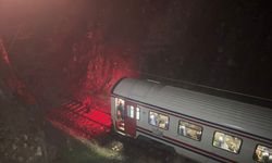 Yolcu treninin lokomotifi ve vagonu toprak kayması nedeniyle raydan çıktı