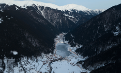 Yüzeyi buz tutan Uzungöl’de ortaya kartpostallık görüntüler çıktı