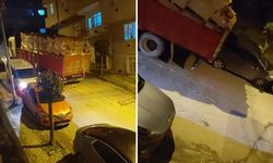 Aşırı yüklü kamyon kayarak iki aracı biçti!