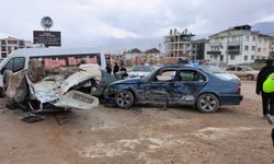 Bursa'da 14 yaşındaki ehliyetsiz sürücü 3 araca çarptı! 8 öğrenci yaralandı