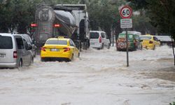 Adana'da sağanak yağışta yollar göle döndü