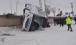 Ağrı'da yolcu otobüsü devrildi: 16 kişi yaralandı