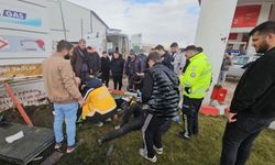 Kontrolden çıkan hafif ticari araç akaryakıt istasyonuna daldı! Yaralılar var...