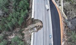 Antalya’da kara yolunda göçük! 10 metrelik çukur oluştu, kara yolu kısmen trafiğe kapatıldı