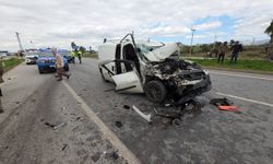 Antalya'da midibüs ile hafif ticari araç çarpıştı! Yaralılar var...