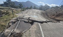 Antalya'da 3 mahallenin ulaşımını sağlayan yol çöktü