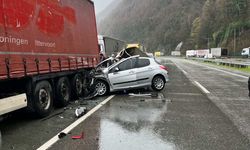 Artvin'de feci kaza! Park halindeki tıra çarptı: 2 ölü