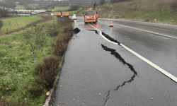 Balıkesir'de kara yolunda yarıklar oluştu
