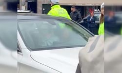 Trafiği engelledi direksiyon başında dans etti: Sürücü gözaltında