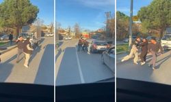 Cadde boks ringine döndü! Yol verme tartışmasında yumruklar havada uçuştu...