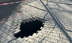 Çanakkale'de yol çöktü: 2 metre derinliğinde çukur oluştu