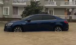 Çeşme'de sağanak yağış! Rögarlar taştı, caddeler dereye döndü...