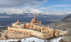 Çevresi karla kaplanan İshak Paşa Sarayı'nın kartpostallık manzarası