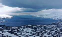 Çevresi karla kaplı Hazar Gölü ziyaretçilerini ağırlıyor