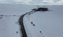 Çıldır Gölü'nde adım atacak yer kalmadı