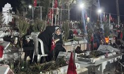 Depremlerin üçüncü yılında mezarlık ziyaretleri geceden başladı