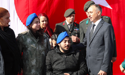 Yürekleri ısıtan buluşma: Depremzede Beliz kendisine parkasını veren albayla buluştu