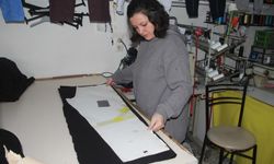 Fabrikaların çöpe attığını o kazanca dönüştürdü! 20 dakikada dikiyor, dörtte bir fiyatına satıyor