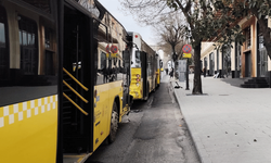 Fatih'te 3 İETT otobüsü durağa yanaşırken kaza yaptı