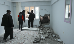 Hakkari'de yamaçtan kopan kaya parçası evin duvarını deldi