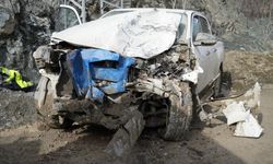 Akaryakıt tankeri ile çarpışan kamyonet hurdaya döndü! Yaralılar var...