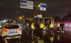 İstanbul'da hafriyat kamyonu bariyere çarparak devrildi: 2 yaralı