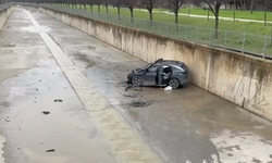 İstanbul’da iki araç çarpıştı, otomobillerden biri dereye uçtu