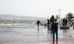 İzmir'de fırtına nedeniyle deniz taştı