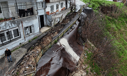İzmir'de sağanak nedeniyle yol çöktü: 2 bina tahliye edildi
