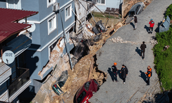 İzmir'de yağış sonrası istinat duvarı çöktü: 2 bina ve 6 araç hasar gördü