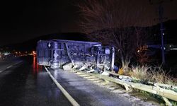 Kamyon bariyerlerde askıda kaldı, sürücü hafif yaralandı