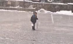 Kar altında tek başına İstiklal Marşı okudu