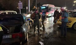 Karşı yola geçen otomobil 5 araca çarptı