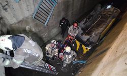 Kartal'da alkollü sürücünün kullandığı taksi dere yatağına devrildi