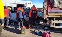 Kayseri'de öğrenci servisi tıra çarptı! Ölü ve yaralılar var