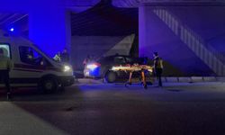 Kontrolden çıkan otomobil köprü kolonuna saplandı