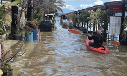 Köyceğiz Gölü'nün taşması nedeniyle kanolarla sokak aralarında gezdiler