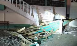 Manisa'da fırtına: Minarenin külahı devrildi, çatılar uçtu, ağaçlar devrildi
