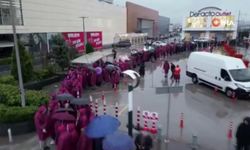 İndirim için geceden çadır kurup 8 saat yağmur altında beklediler