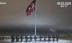 Mehmetçik'ten deprem şehitleri için saygı duruşu