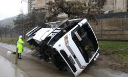 Isparta'da askeri nakil minibüsü devrildi! Çok sayıda yaralı var...