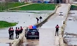 Polisin uyarılarına rağmen tehlikeli köprüden geçtiler