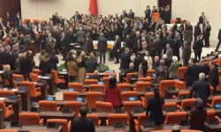 Meclis'te kavga çıktı! CHP'li vekiller kürsüyü işgal etti