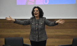 Sanatçı Hülya Koçyiğit, "Sinema ve Aile" konulu söyleşiye katıldı