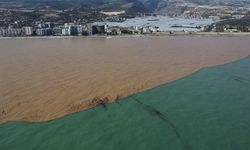 Sel suları denize aktı, Akdeniz çamura büründü...