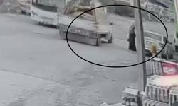 Seyir halindeki pikabın açılan kapağı kadına çarptı: O anlar kamerada