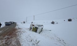 Sivas'ta öğrenci servisi devrildi: 10 kişi yaralandı