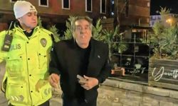 Alkollü sürücüden skandal hareketler! Gazeteciye tükürdü, polisin karşısında içmeye devam etti